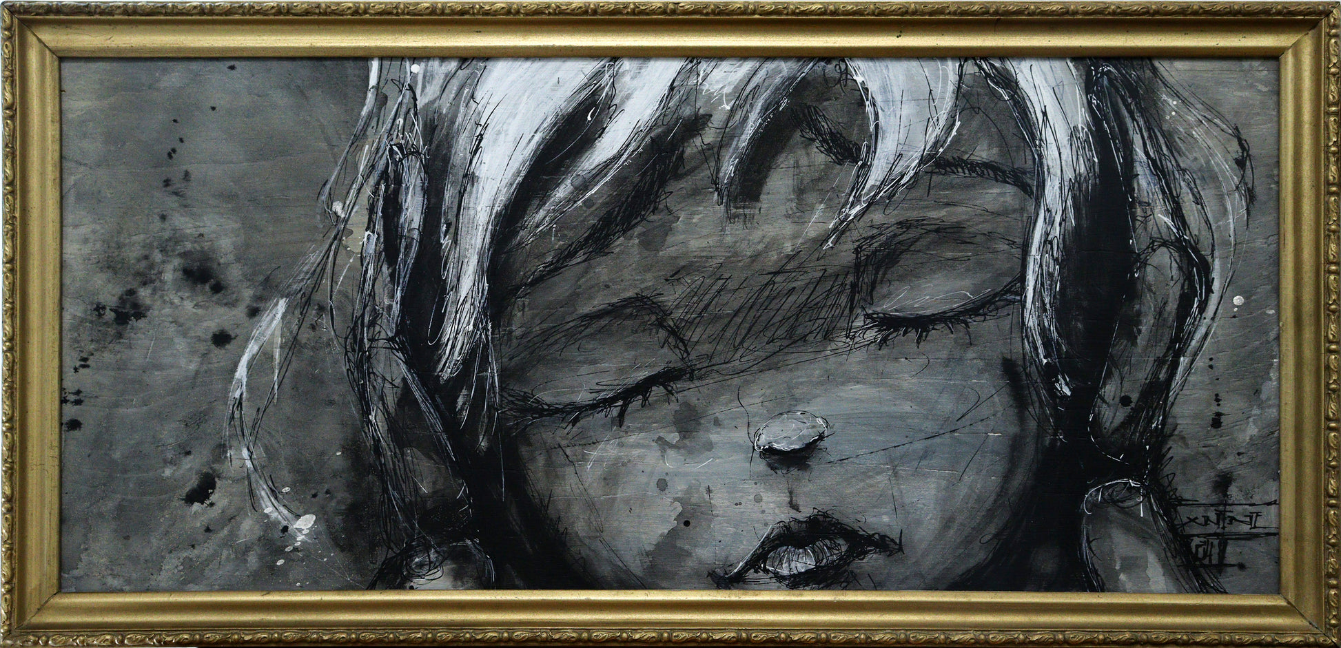 Original Mixed-Media von XNine, Graffiti-Künstler aus Potsdam, ohne Titel. Ausdrucksstarkes emotionales Porträt einer Person/Mädchen, in Nahansicht. Die Augen sind geschlossen, Farbraum in Graustufen, Schwarz und Weiß. In goldenem Rahmen, erhältlich bei Galerie Waldbach - What The Artist Made
