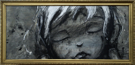 Original Mixed-Media von XNine, Graffiti-Künstler aus Potsdam, ohne Titel. Ausdrucksstarkes emotionales Porträt einer Person/Mädchen, in Nahansicht. Die Augen sind geschlossen, Farbraum in Graustufen, Schwarz und Weiß. In goldenem Rahmen, erhältlich bei Galerie Waldbach - What The Artist Made