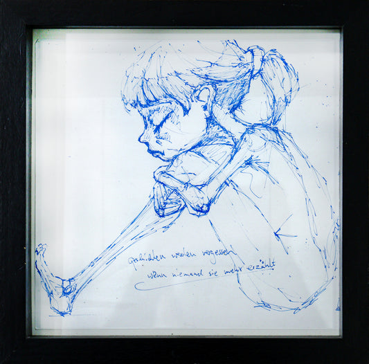 Original Mixed-Media von XNine, Graffiti-Künstler aus Potsdam, ohne Titel. Ausdrucksstarkes emotionales Porträt einer Person/Mädchen sitzend, die Knie umschlungen. Der Blick ist traurig, die Augen geschlossen, aus Seitenperspektive. Gerahmt, erhältlich bei Galerie Waldbach - What The Artist Made