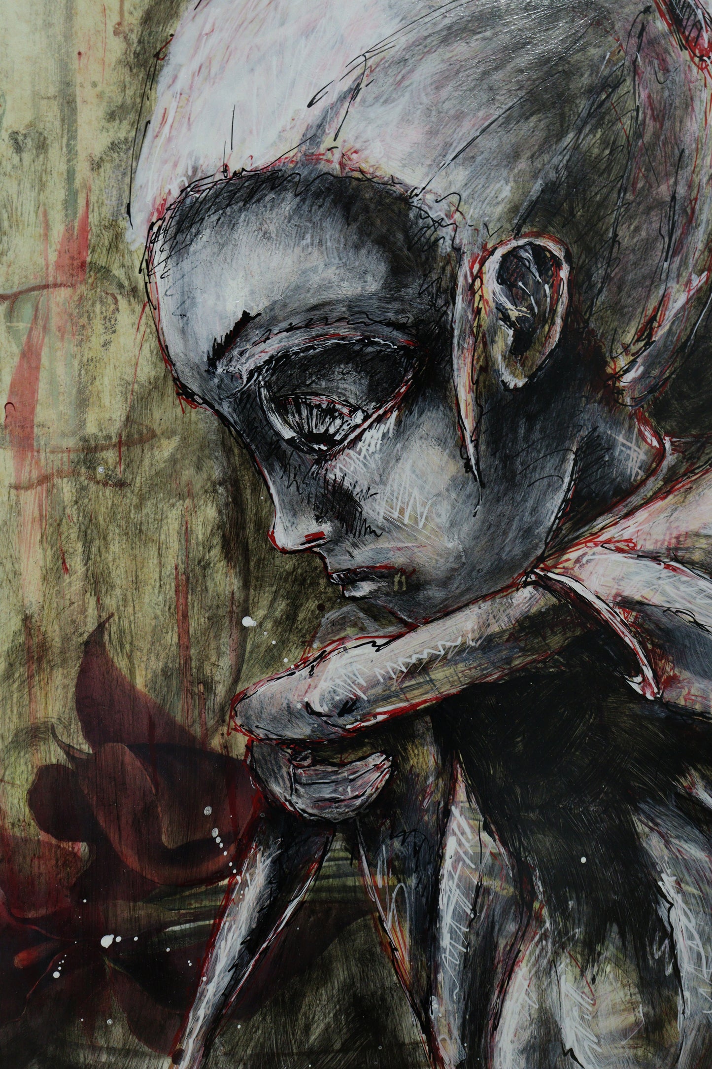 Original Mixed-Media auf Holz von XNine, Graffiti-Künstler aus Potsdam, ohne Titel. Ausdrucksstarkes emotionales Porträt einer Person/Mädchen sitzend, die Knie umschlungen. Der Blick ist auf den Boden gerichtet, aus Seitenperspektive. Dahinter die Abbildung von Blumen. Gerahmt, erhältlich bei Galerie Waldbach - What The Artist Made