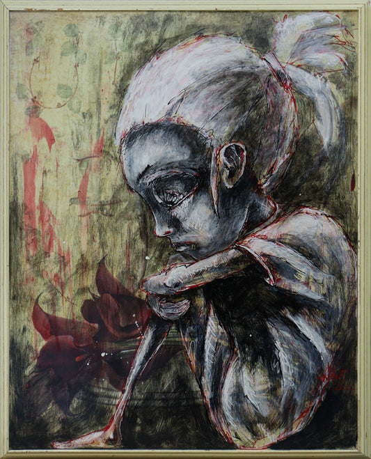Original Mixed-Media auf Holz von XNine, Graffiti-Künstler aus Potsdam, ohne Titel. Ausdrucksstarkes emotionales Porträt einer Person/Mädchen sitzend, die Knie umschlungen. Der Blick ist auf den Boden gerichtet, aus Seitenperspektive. Dahinter die Abbildung von Blumen. Gerahmt, erhältlich bei Galerie Waldbach - What The Artist Made