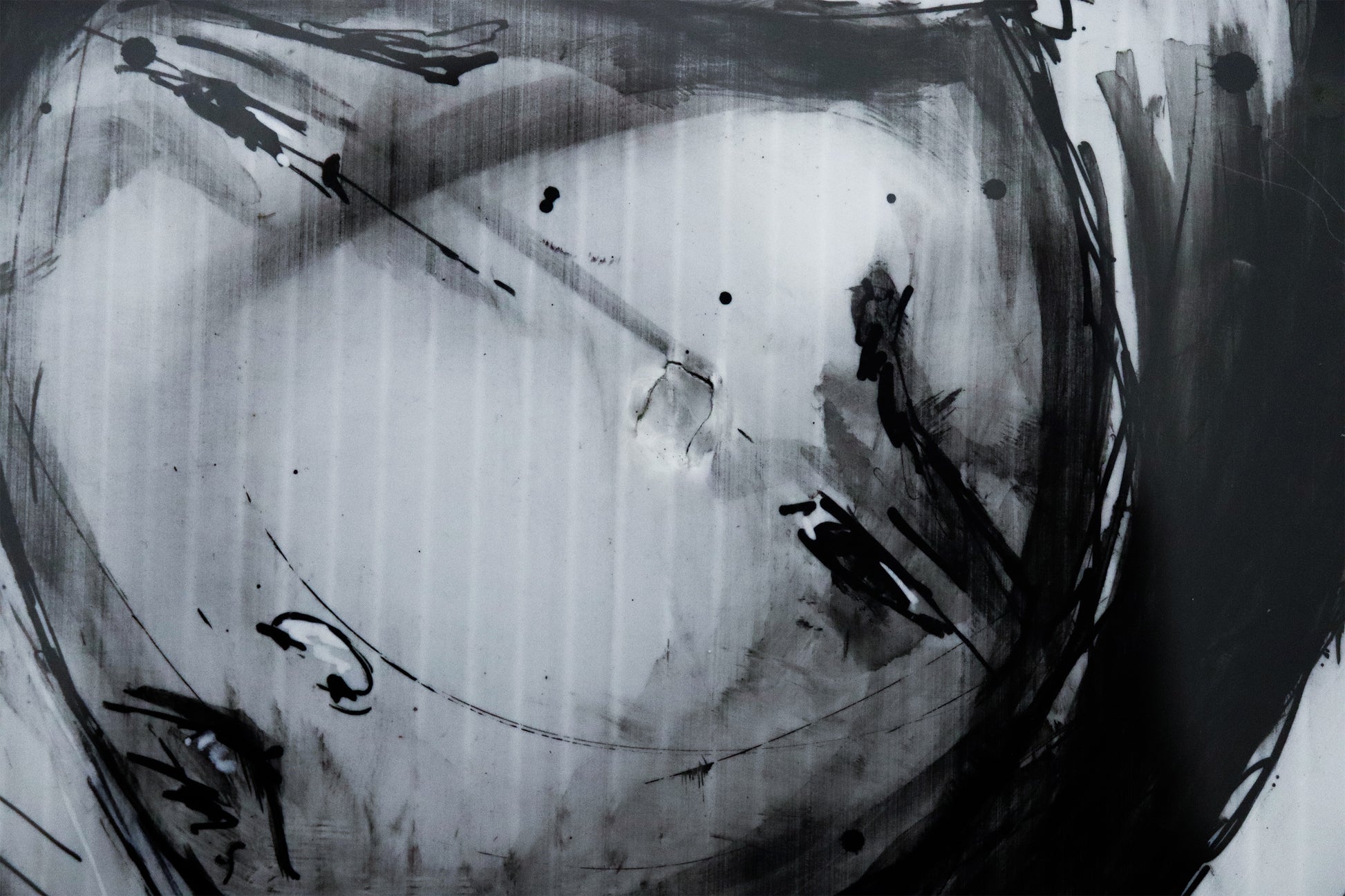 Original Mixed-Media von XNine, Graffiti-Künstler aus Potsdam, ohne Titel. Detailaufnahme einer Beschädigung des Papiers bei der zweiten Figur. Gerahmt, erhältlich bei Galerie Waldbach - What The Artist Made