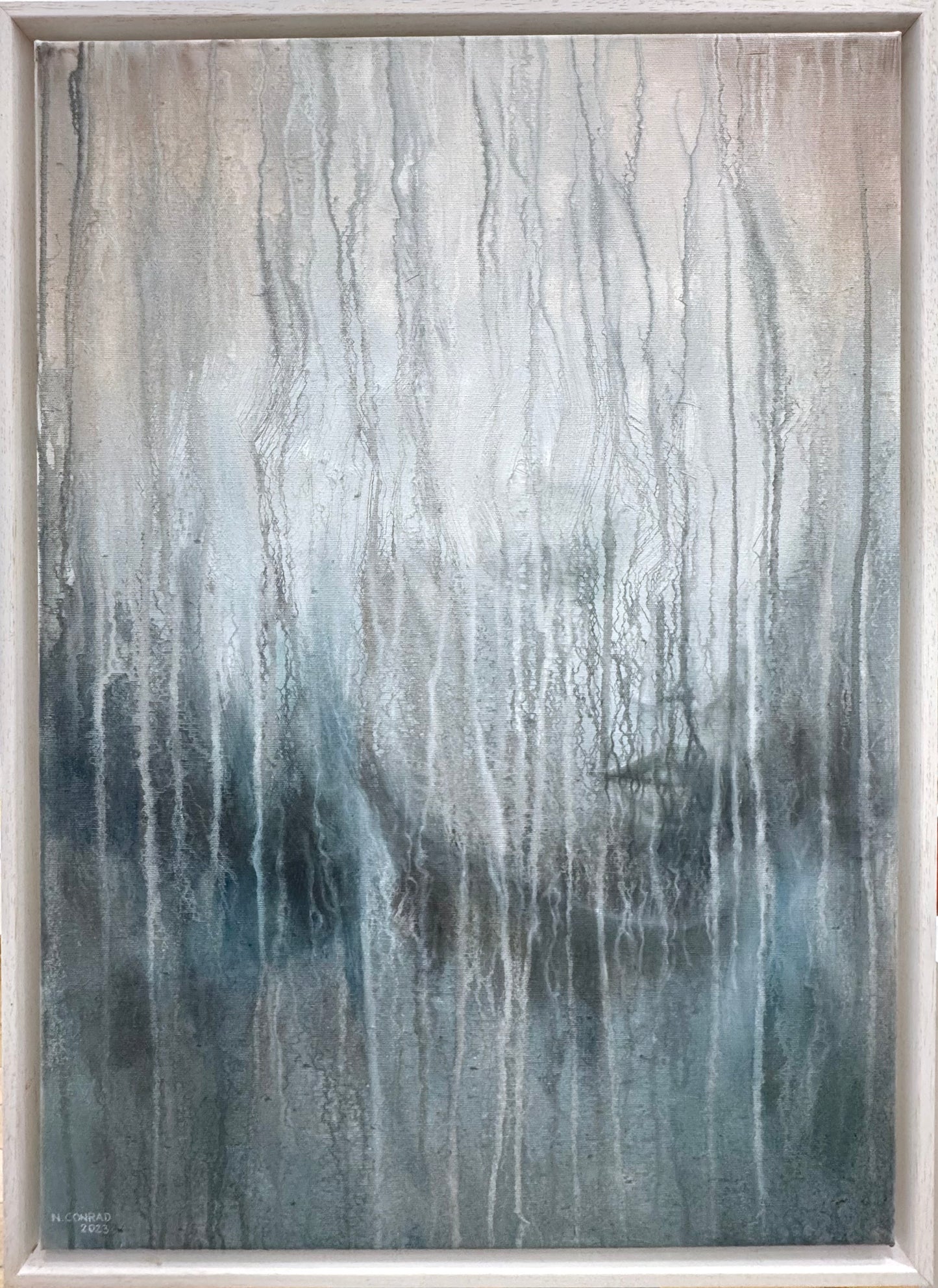 Original Öl-Malerei, Gemälde von Nadine Conrad, Titel „behind“, 2023 – Abstrakte Malerei in Blau- und Grautönen, angedeutetes Gesicht, Öl auf Leinwand, erhältlich bei What The Artist Made