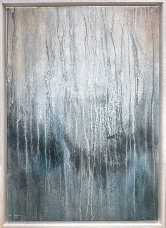 Original Öl-Malerei, Gemälde von Nadine Conrad, Titel „behind“, 2023 – Abstrakte Malerei in Blau- und Grautönen, angedeutetes Gesicht, Öl auf Leinwand, erhältlich bei What The Artist Made